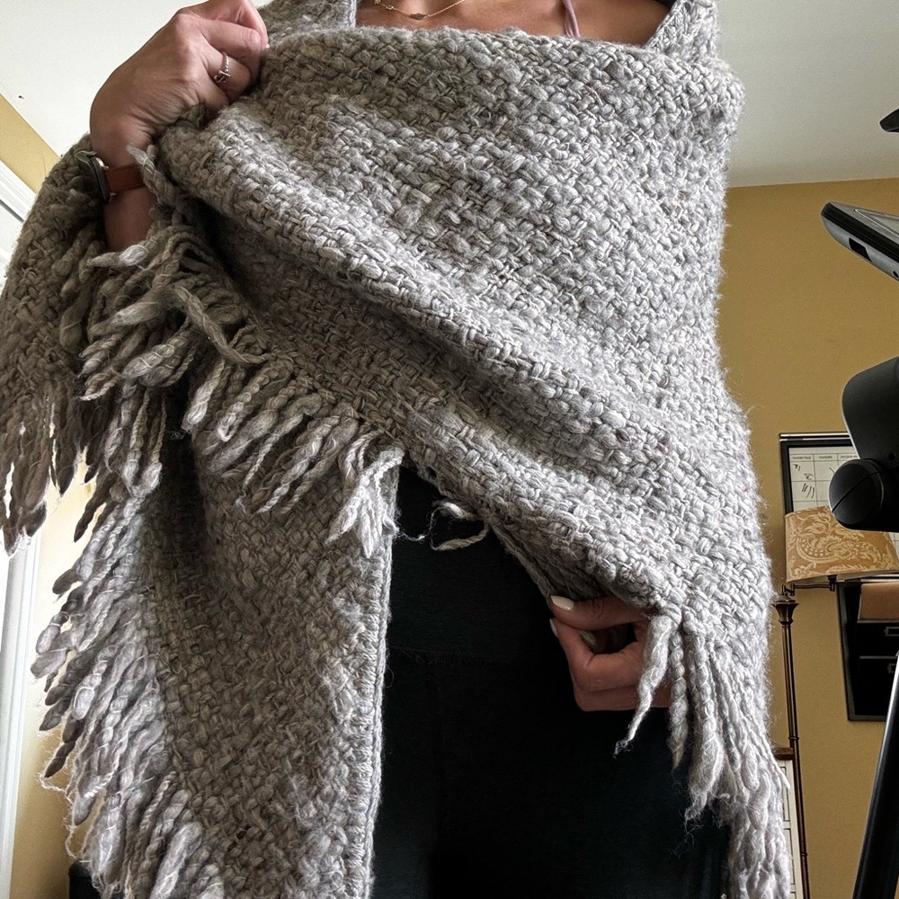 Manos Del Uruguay fringe wrap